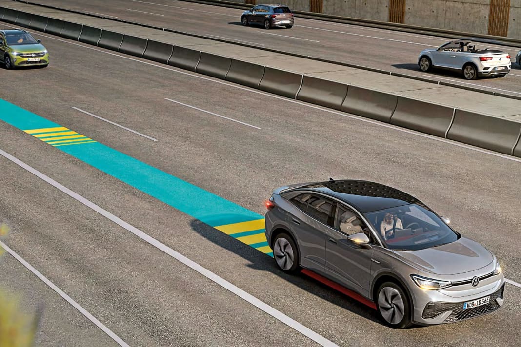 Bevor der Emergency Assist das Fahrzeug gänzlich zum Stillstand bringt, versucht er vorher, den Fahrer mit gezielten Bremsungen „wachzurütteln“