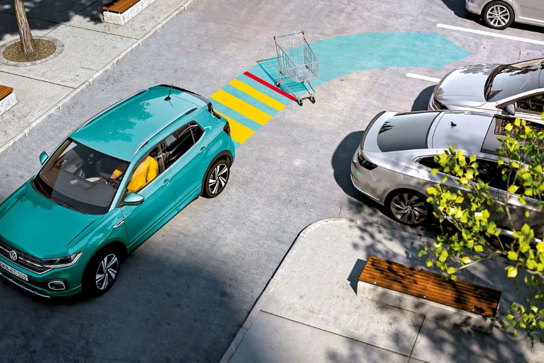 „Ups, da war ja ein Einkaufswagen – den hab ich gar nicht gesehen …“ Wie gut, dass der Rangierbremsassistent schnell reagiert hat