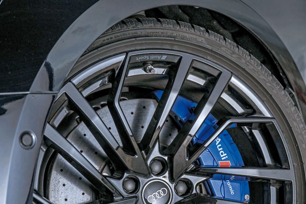 Formatfüllend: Die Keramikbremsanlage passt gerade so unter die 20-Zöller | Fotos J. Bürgermeister, Audi (3)