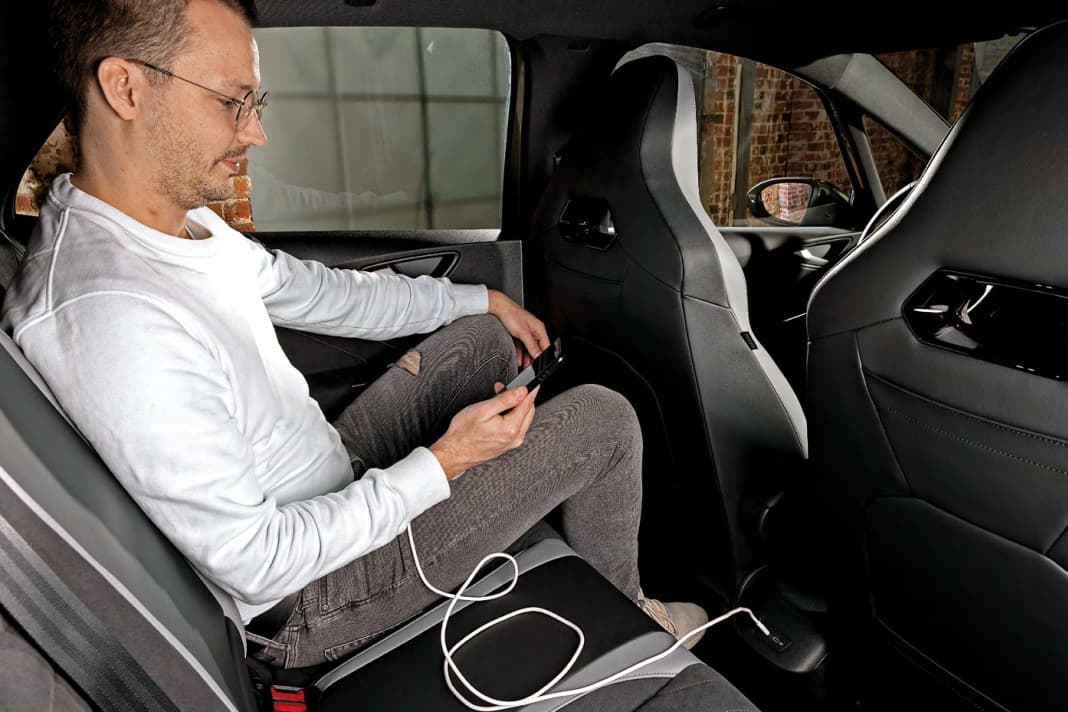 Die Mittelkonsole hält auch zwei USB-C-Anschlüsse für die Fondpassagiere bereit