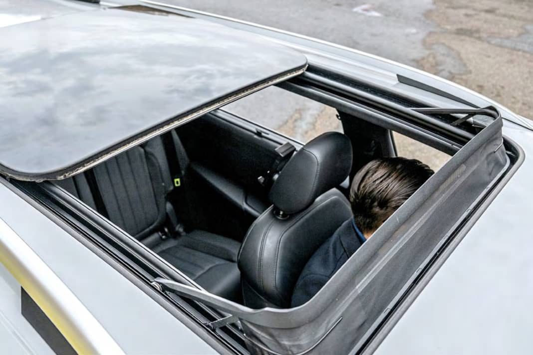 Das Panoramaglasdach bringt auf Wunsch Licht und Luft an Bord, lässt sich elektrisch öffnen