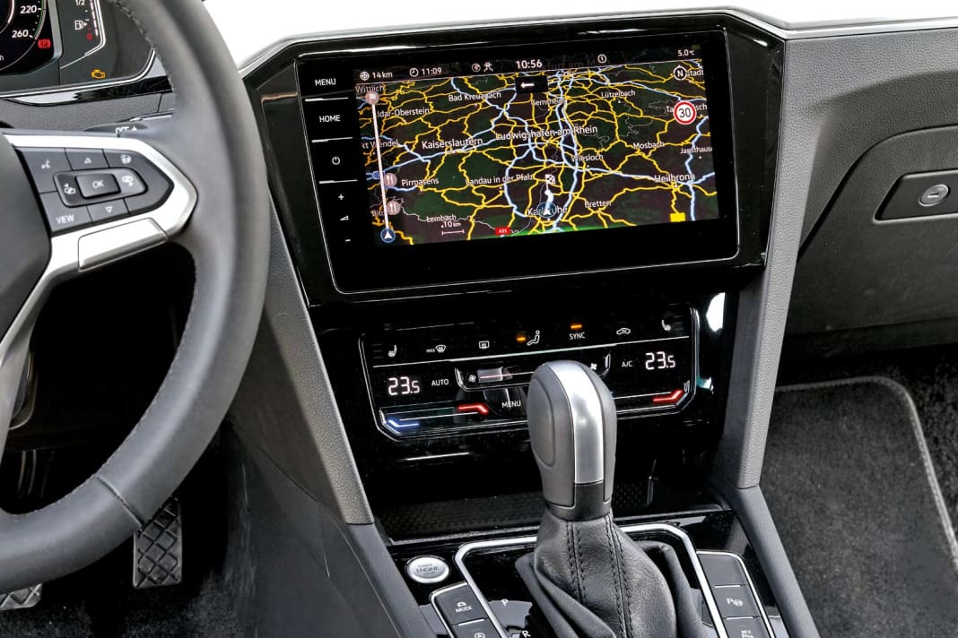 Sehr gute Bedienung trotz des hohen Touch-Anteils. Klasse: haptische Lenkradtasten und ein richtiger DSG-Wahlhebel