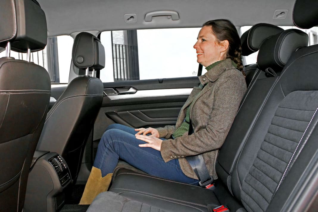Ein Kombi wie der Passat Variant lebt von seinem Platz im Fond: Hier reisen nicht nur Kinder auf der Langstrecke bequem