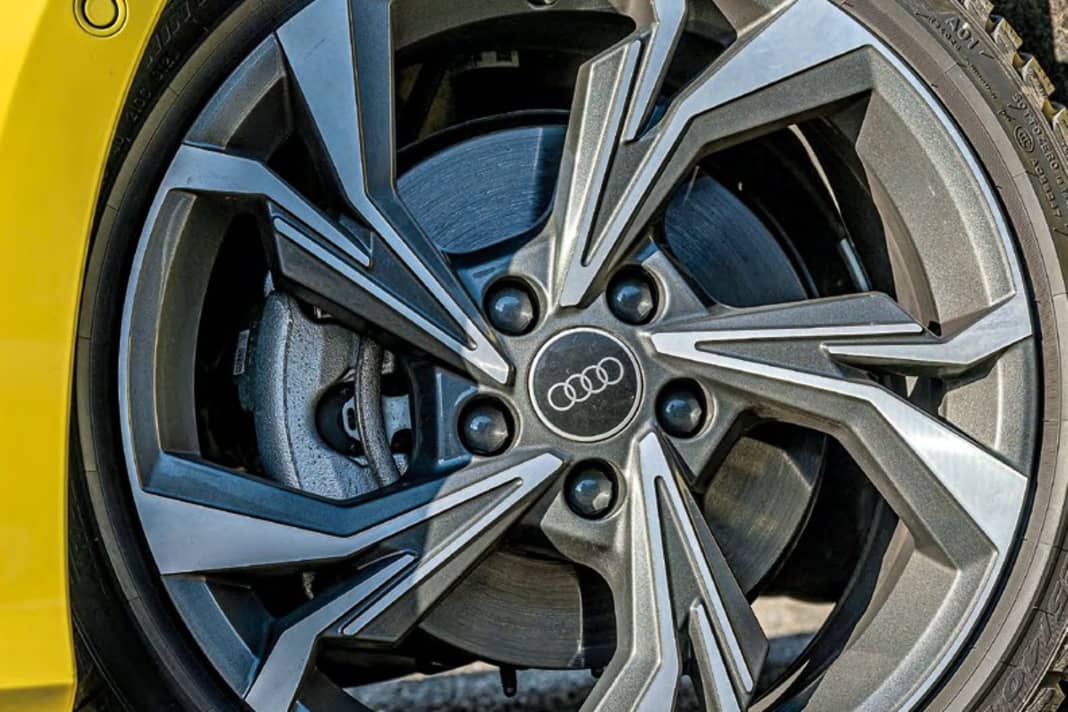 Der A3 SB S-Line rollt in Serie auf 17-Zöllern vor, am Testwagen waren 18-Zoll-Alus im 5-Y-Speichen- Design in Grafitgrau glanzgedreht mit 225/40er-Reifen für 1.050 Euro montiert