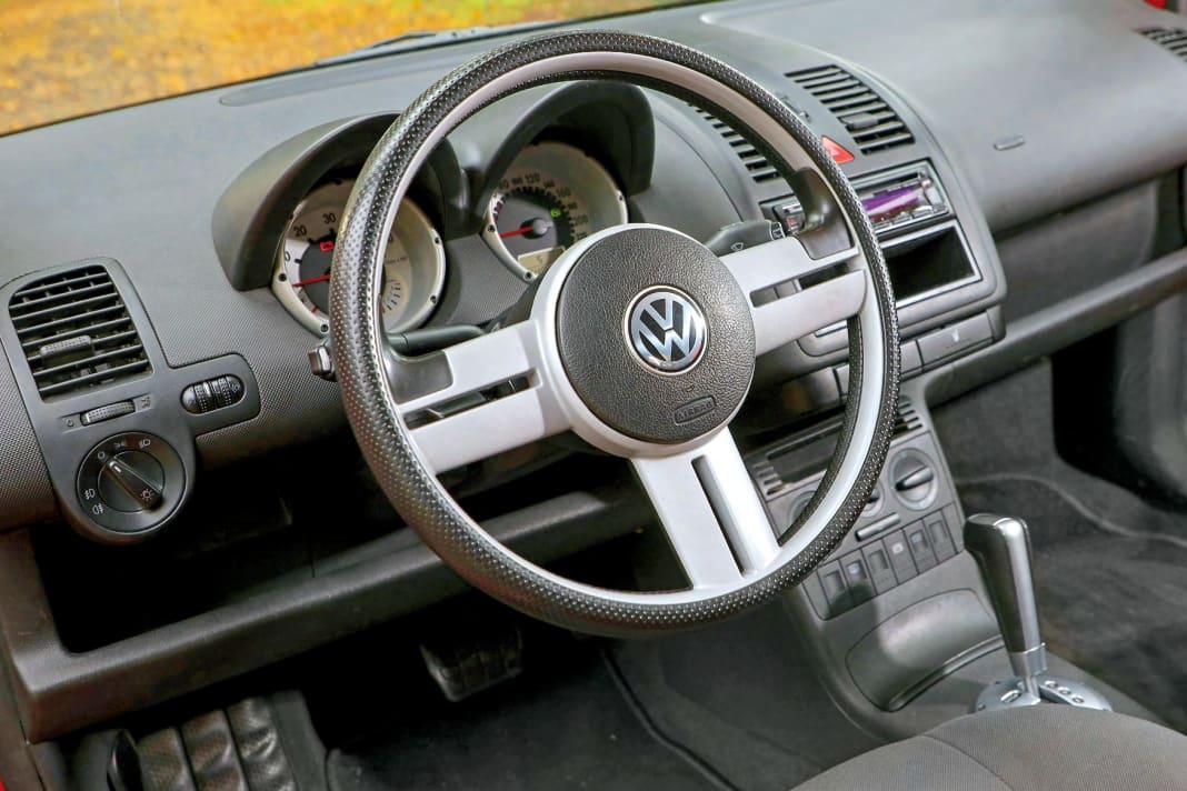 Am Armaturenbrett mit seinem Noppenprofil ist die Zeit spurlos vorbeigegangen. Auch die Stoffbezüge sehen noch fast aus wie neu