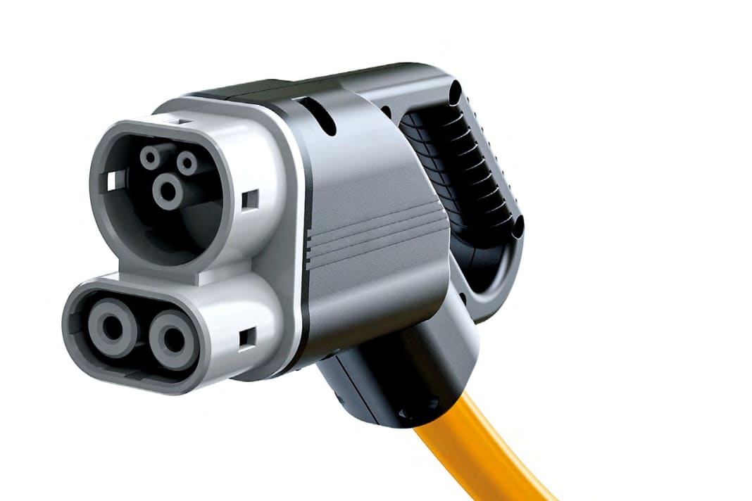 Für schnelles DC-Laden braucht es einen speziellen Stecker (CCS), der den abgeplatteten runden Typ2-Stecker des AC-Ladens um eine ovale Sektion darunter ergänzt. Das CCS-Ladekabel ist stets in die Ladesäule integriert