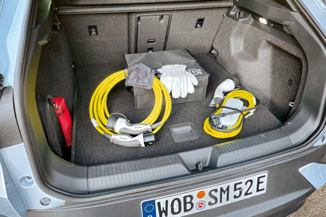 Das Mode-3-Ladekabel (links) gehört zur Serienausstattung, verbindet den ID mit der Ladesäule. Das Notladekabel (rechts, 237 Euro) erlaubt ein (langes) Laden mit 230 V. Praktisch: die VW-Faltbox (62 Euro) für das Ladekabel mit Handschuhen und Reinigungstuch
