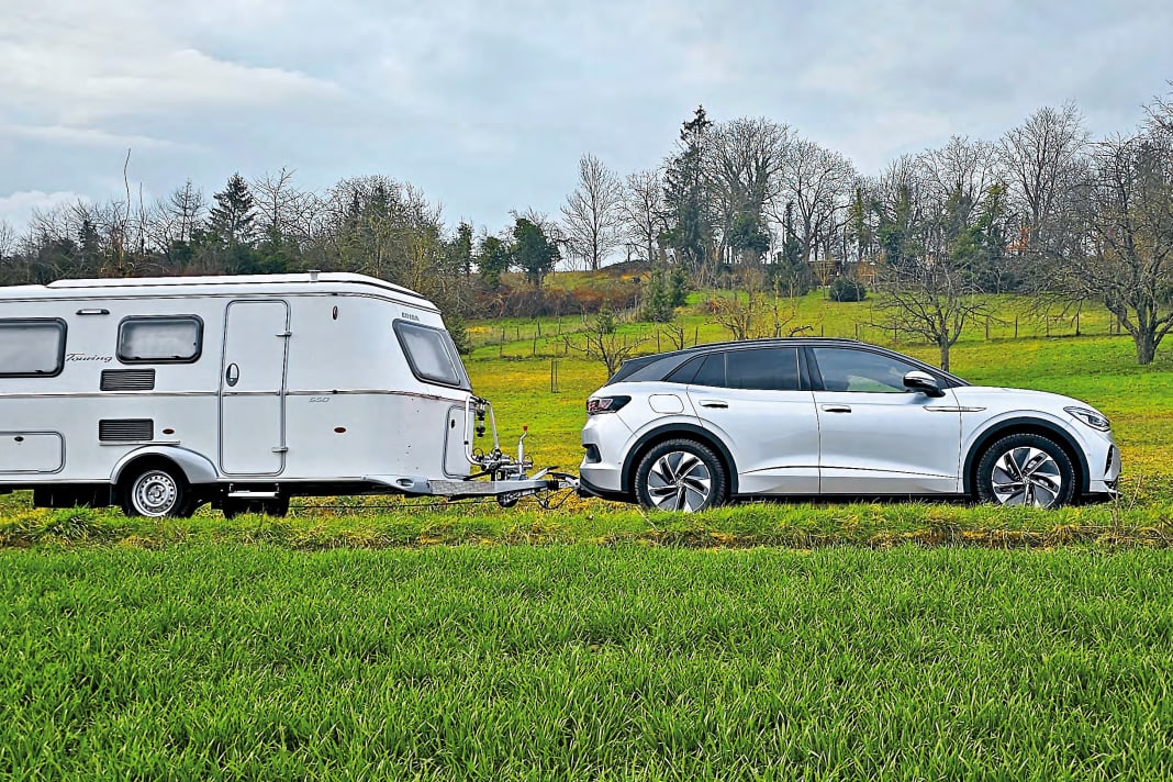 Caravan-Fans aufgepasst: Der ID.4 GTX bietet 299 PS und 1.400 kg Anhängelast – bei 8 % Steigung. Auf einer 115-km-Tour mit einem aerodynamischen 1,2-Tonnen-Wohnwagen bei Tempo 100 und 9° Celsius lag der Verbrauch bei 33,4 kWh/100 km, die Reichweite bei 230 km