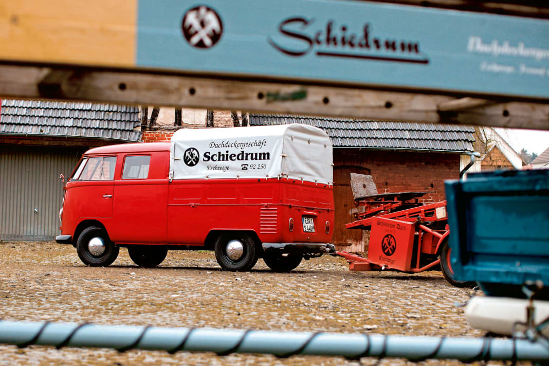 Die Doppelkabine hat Charme, brachte sie doch sechs Männer mitsamt Material zur Baustelle – im Pritschenwagen konnten nur drei mitfahren