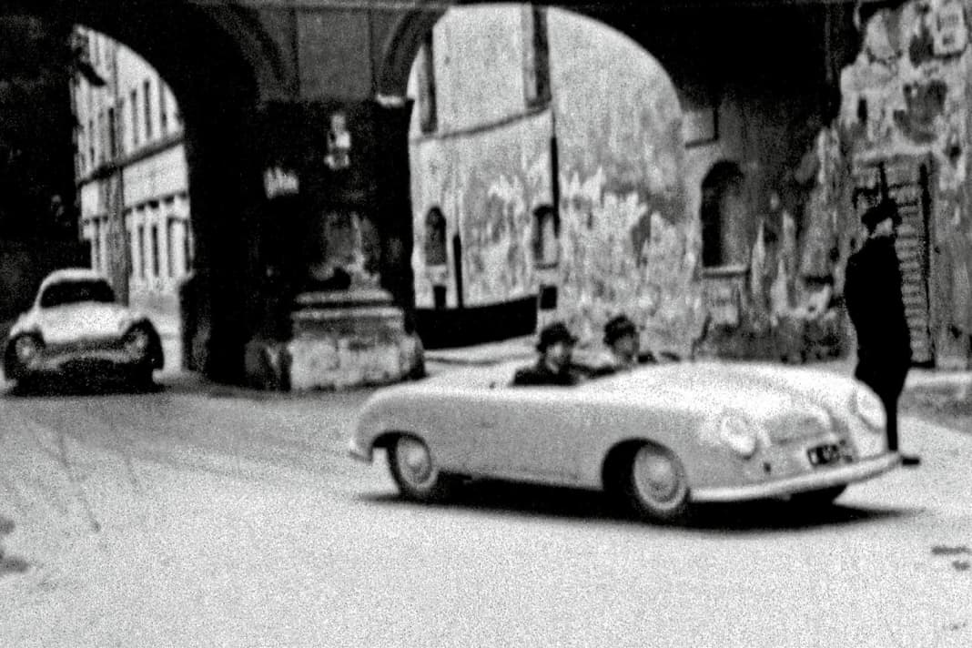 Mit Herbert Kaes am Steuer dreht der Porsche Typ 356 „Nr. 1“ am 11. Juli 1948 beim Stadtrennen in Innsbruck eine schnelle Demorunde. Man beachte den Berlin-Rom-Wagen im Hintergrund