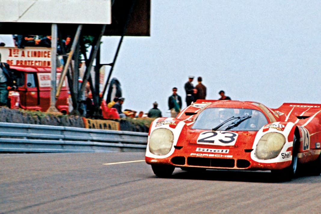 Hans Herrmann und Richard Attwood erzielen am 14. Juni 1970 auf einem 917 erstmals einen Le-Mans-Gesamtsieg für Porsche