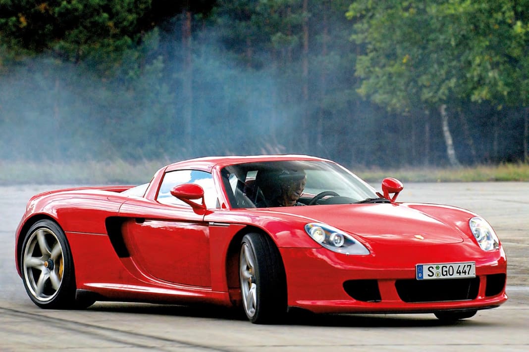 CFK-Chassis, 612-PS-V10, Kermamikbremsen – Rennsporttechnik pur im Carrera GT von 2003. Verantwortlich für das Fahrwerks-Setup: Walter Röhrl – hier bei der Arbeit