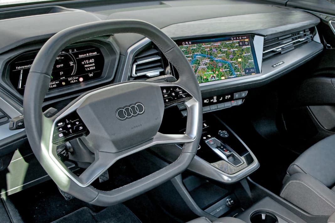 Modern gestaltetes Cockpit mit eckigem Multi-Lenkrad. Das kostet 300 Euro Aufpreis und birgt keine Nachteile bei der Bedienung
