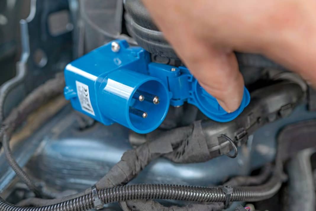 Der Landstrom fließt klassisch via CEE-Stecker in den Caddy, der Blauling verbirgt sich im Motorraum