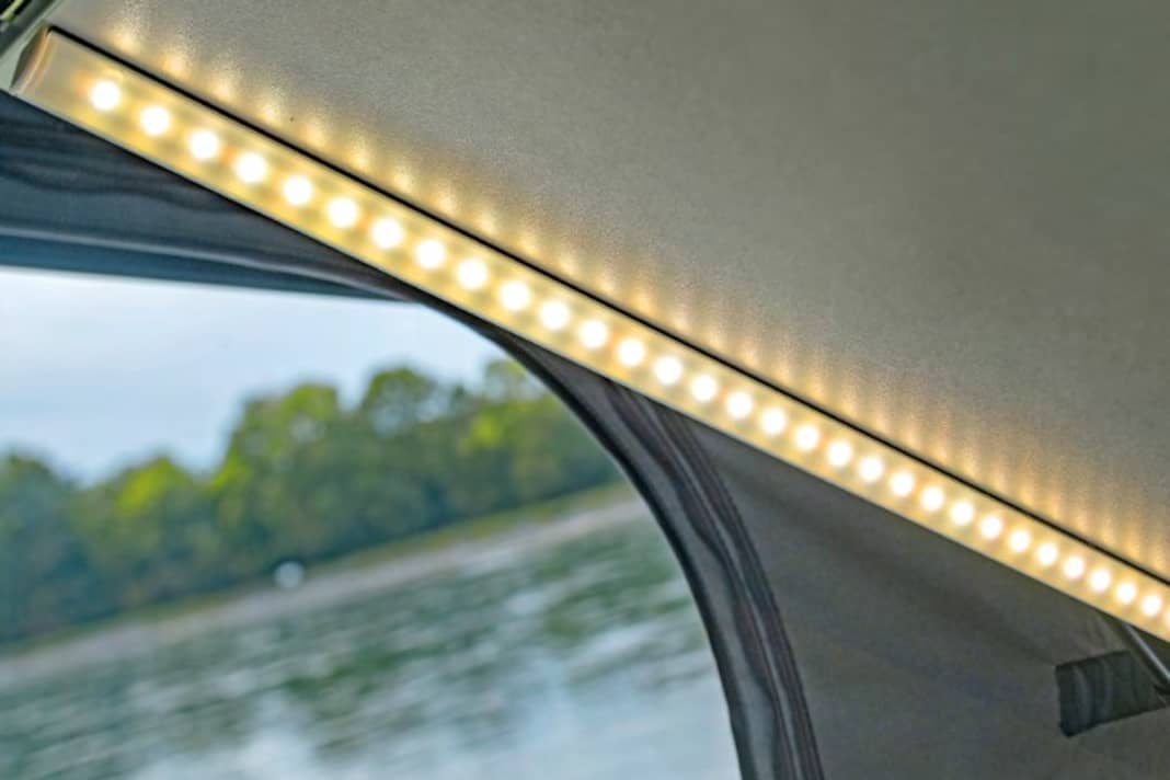 Die beiden LED-Stäbe sind leider nicht dimmbar, das wäre noch so ein Aspekt, der sich verbessern ließe