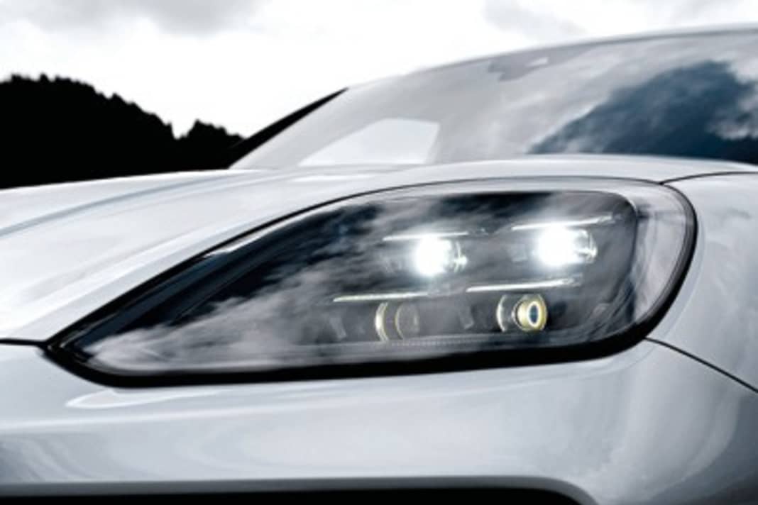 Optional bietet Porsche im neuen Cayenne erstmals das hochauflösende HD-Matrix LED-Licht an – mit jeweils über 16.000 Pixeln pro Scheinwerfer