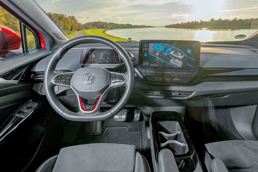 Typisch-E-Auto: Aufgeräumtes, sachliches Armaturenbrett mit großem Touchscreen und nur ganz wenigen Tastern