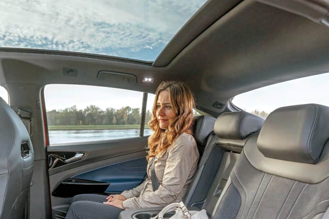 Massig Platz für die Knie auf der ID.5-Rückbank, am Kopf wird es für Großgewachsene durch die abfallende Dachlinie etwas knapper