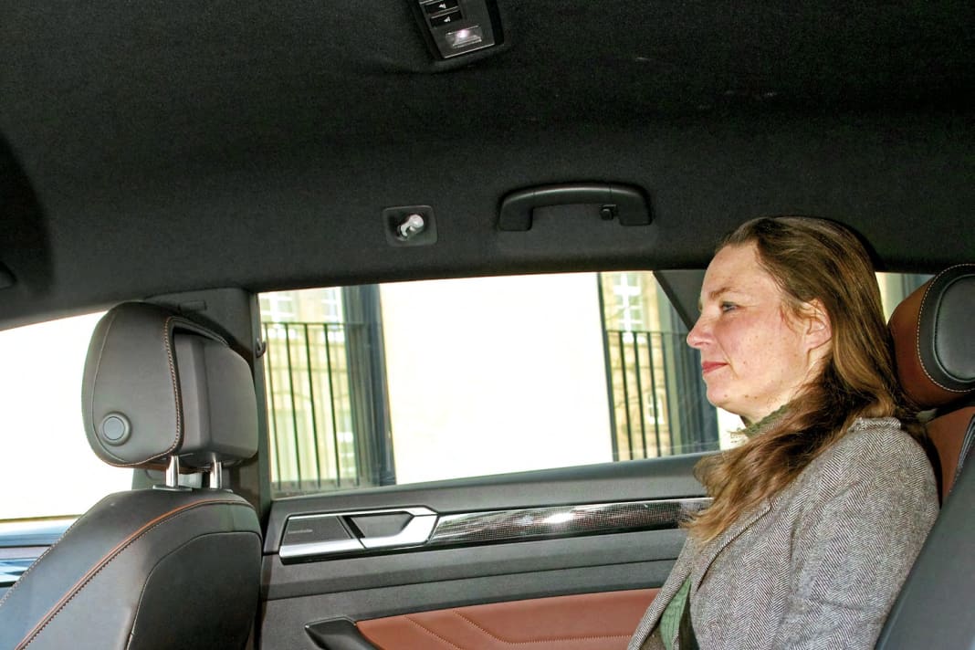 Auf der Rückbank ist reichlich Platz für die Knie und auch für den Kopf – sogar trotz der leicht nach hinten abfallenden Dachlinie