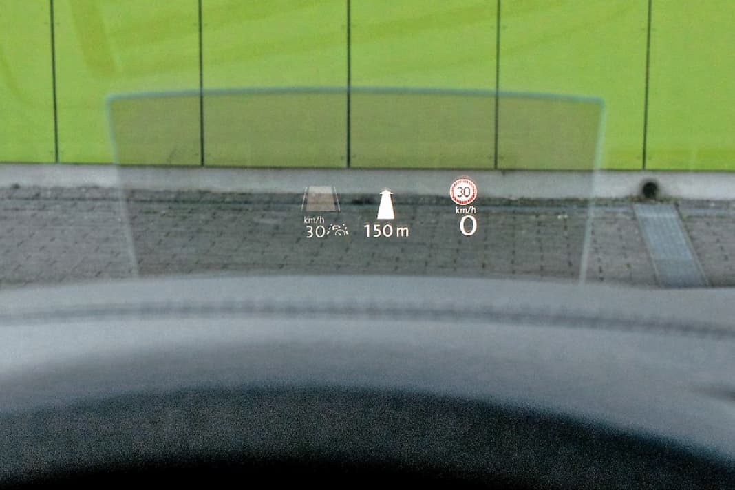Ein Head-UP-Display mit kleiner, ausfahrbarer Scheibe ist für 565 Euro extra zu haben