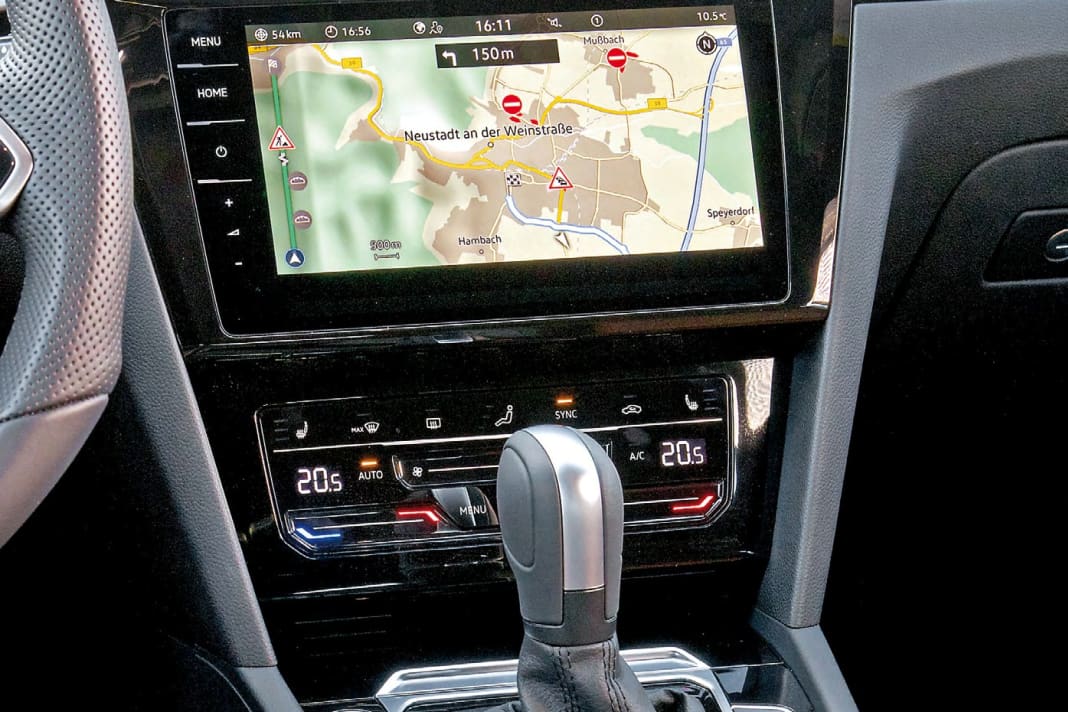 Der Touchscreen ist eingebaut, nicht aufs Armaturenbrett gesetzt – die Hand kann bei der Bedienung so auf dem großen Automatik-Wählhebel abgestützt werden. Restliche Taster erleichtern die Bedienung