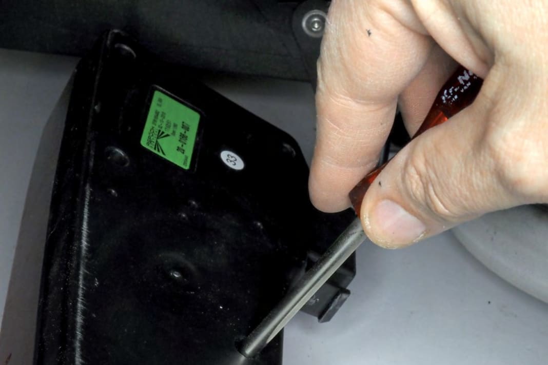 An der Rückseite der Rückleuchte vier Kreuzschlitz-Schrauben heraus drehen