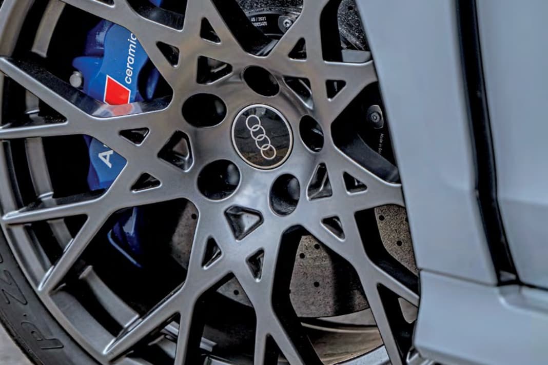 19-Zoll-Felgen in Motorsport-Optik, Pirelli-Semislicks und Keramikbremsen – nur ein Teil der Serienausstattung