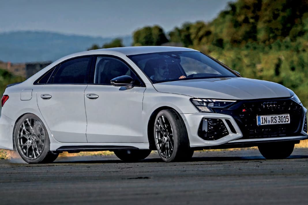 Dank des RS Torque Splitters an der Hinterachse (siehe rechts), besitzt die aktuelle RS3- Generation auch einen Driftmodus. Der funktioniert mit den klebrigen Semis nur bedingt