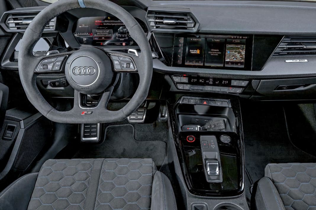 Highend-A3-Digital-Cockpit mit lamborghinistischen Luftausströmern, toller Ergonomie, viel Alcantara und ein bisschen Carbon. Das abgeflachte Lenkrad liegt verdammt gut in der Hand!