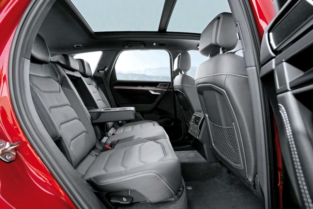 Reisen wie ein Kaiser: Der großzügige Fond bietet viele Komfortfeatures wie USB-Ports, 220-Volt-Steckdose, Cup-Holder, 4-Zonen-Klimaautomatik (optional) und