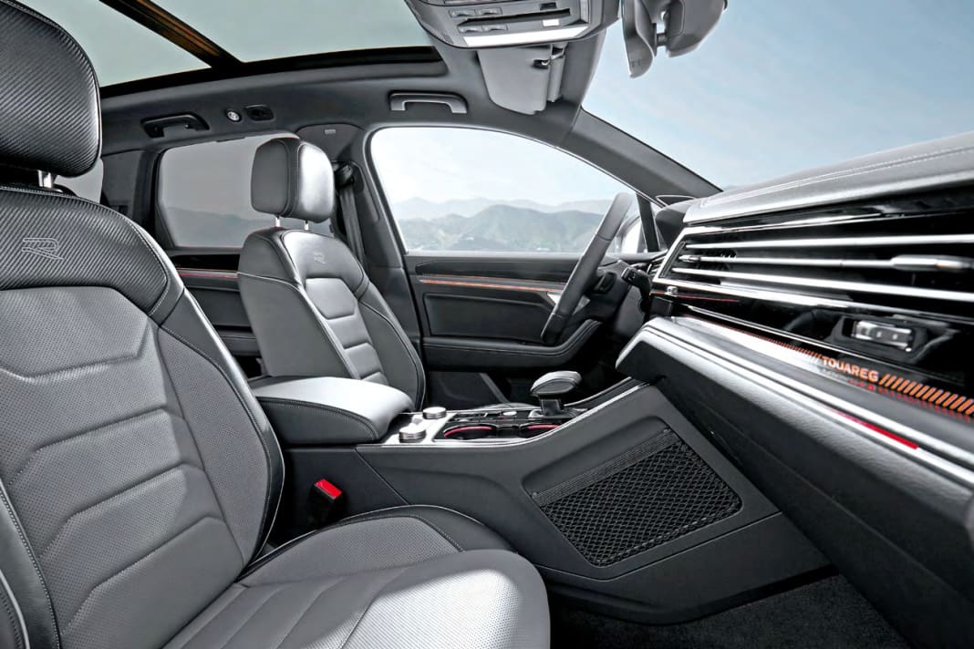 Der Touareg steht seit jeher für viel Komfort, wurde nun aber in Details verbessert – etwa mit weicherer Mittelkonsolen-Seitenverkleidung