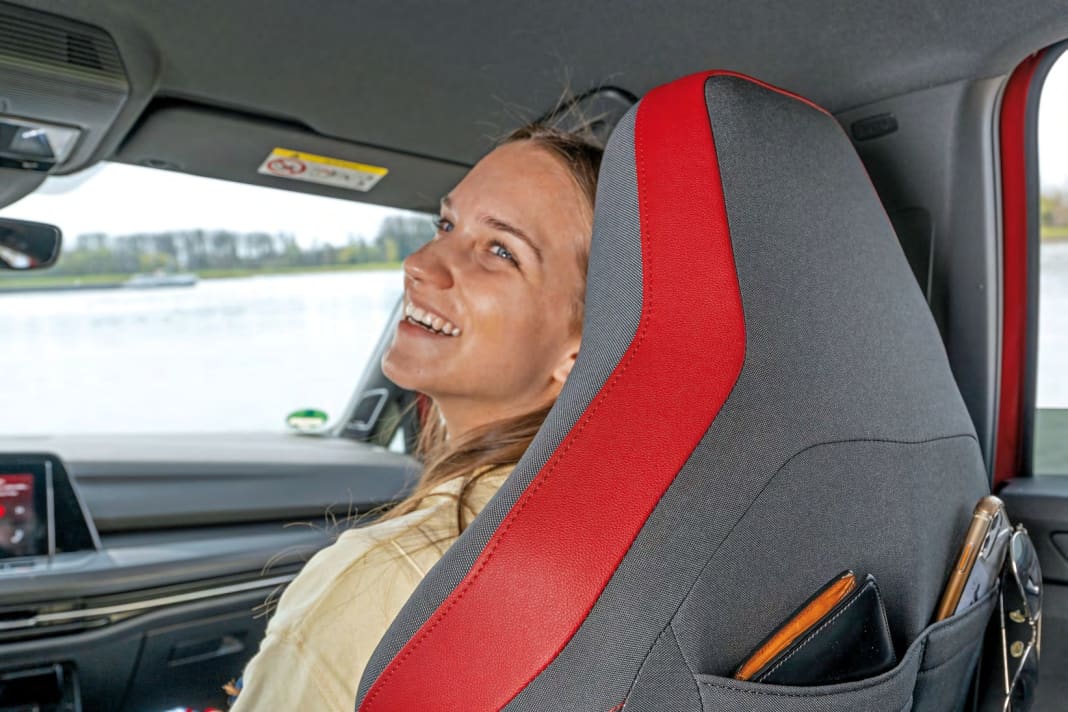 Sorgen für sportliches Flair an Bord: die prima Sportsitze mit einteiligen Rückenlehnen