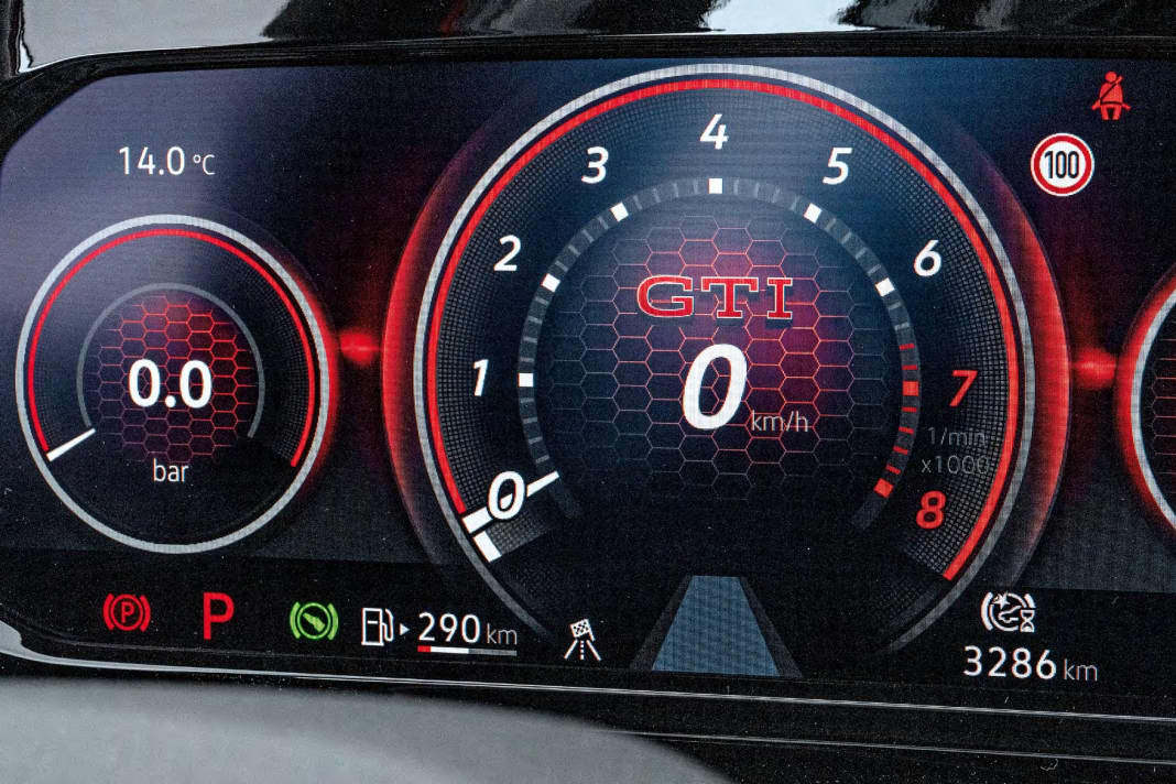 Serienmäßig kommt der GTI mit dem hochauflösenden Digital Cockpit Pro. Es bietet nicht nur viele Darstellungsoptionen, sondern auch zünftigere Layouts als die zivilen Golf-Brüder