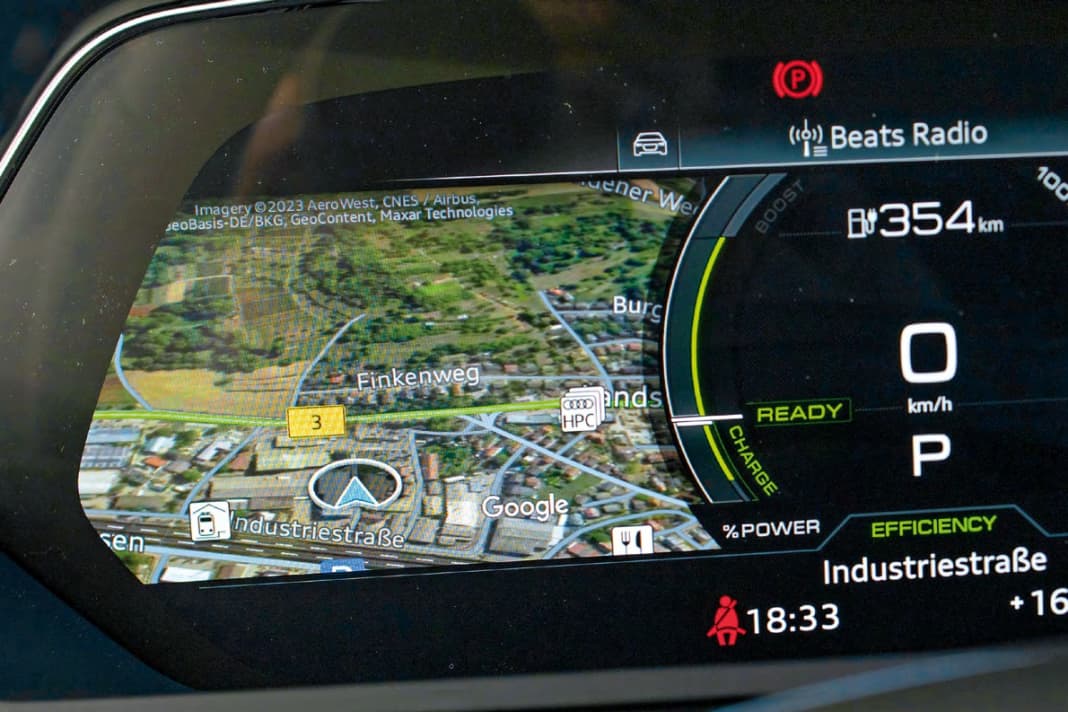 Das Virtual Cockpit plus (150 Euro) bietet zahlreiche unterschiedliche Ansichten. Immer zentral im Blick: die Reichweite, die dank des riesigen 106-kWh-Akkus auch in der Praxis stattliche 400 Kilometer beträgt – gut für die Nerven
