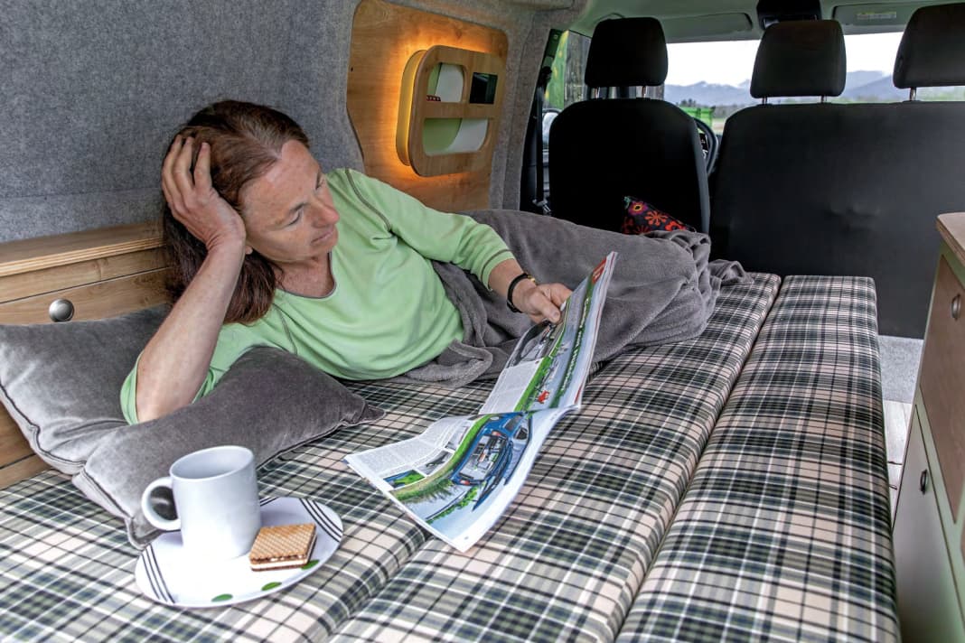 Das Ausziehbett ist ein Markenzeichen von Alpincamper. Hier misst es 200 x 120 Zentimeter, die Matratze ist dreiteilig