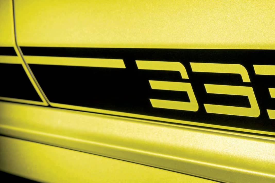 Auffälliger Kontraststreifen mit den Ziffern 333 an den Türen