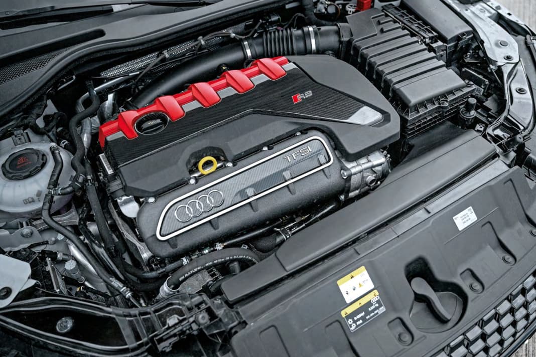 Der legendäre Audi-Fünfzylinder mit dem charakteristischen Klang fasziniert auch im TT RS. Seine 400 PS und 480 Nm katapultieren den 1.475 Kilo leichten Sportwagen nach vorne
