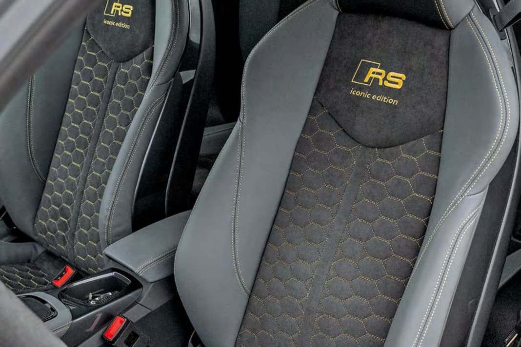 Vollelektrische, beheizbare RS-Sportsitze mit gesteppter, schwarzer Alcantara-Mittelbahn und Feinnappa-Wagen in Jetgrau. Dazu Kontrastnähte