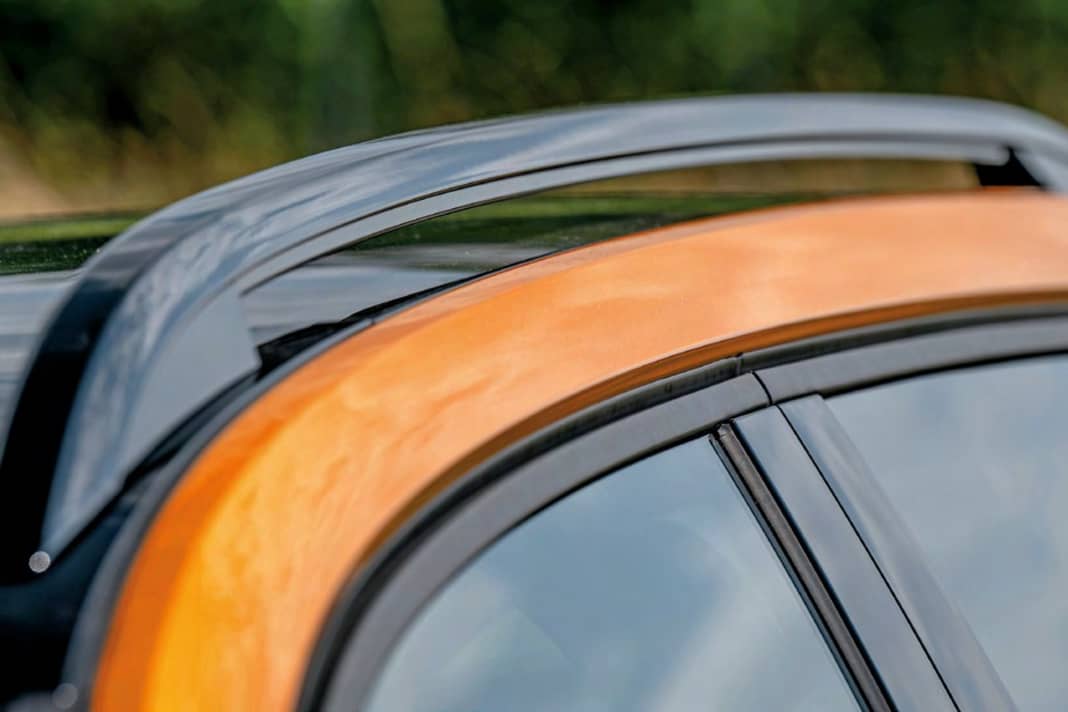 Die serienmäßige Dachreling erweitert die Transportmöglichkeiten. Sie darf mit 75 Kilogramm belastet werden