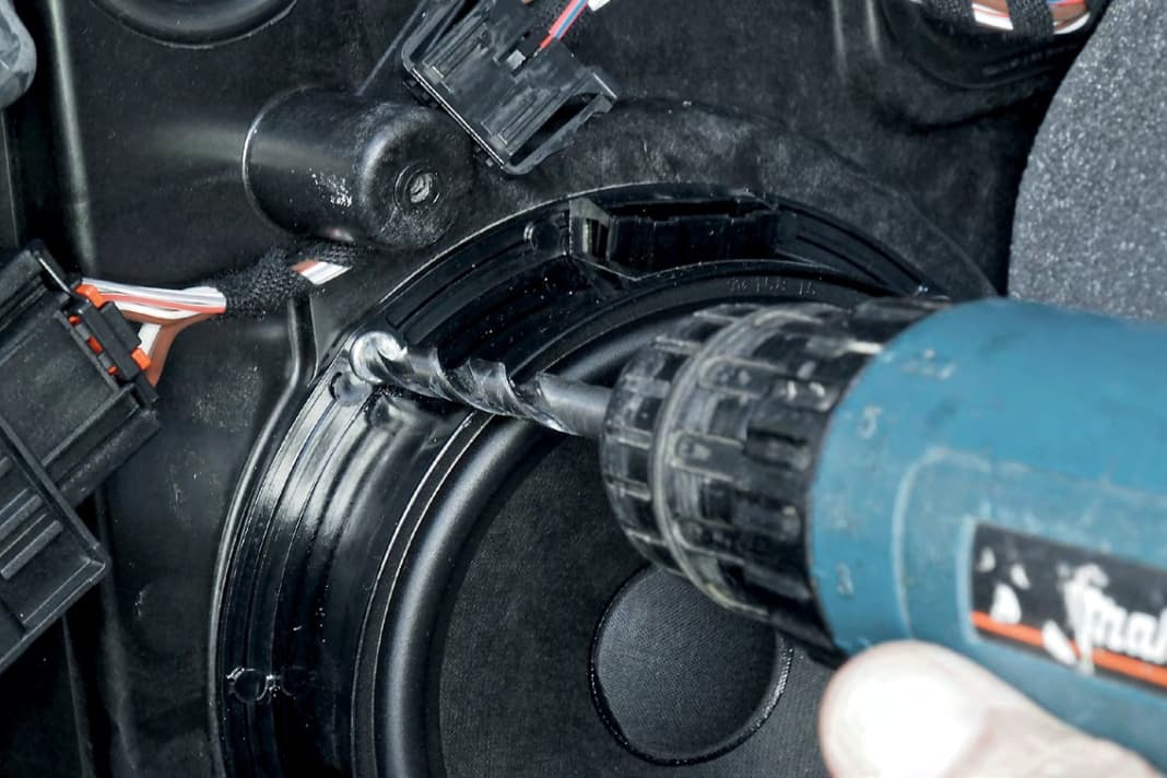 Vier Nieten mit Zehner-Bohrer herausbohren; alle Rückstände gründlich absaugen