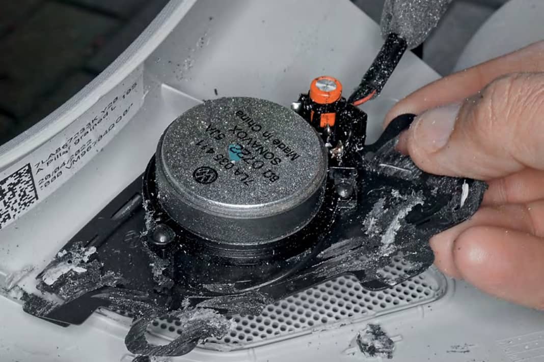 Serien-Hochtöner samt Halterung von A-Säulen-Verkleidung abnehmen