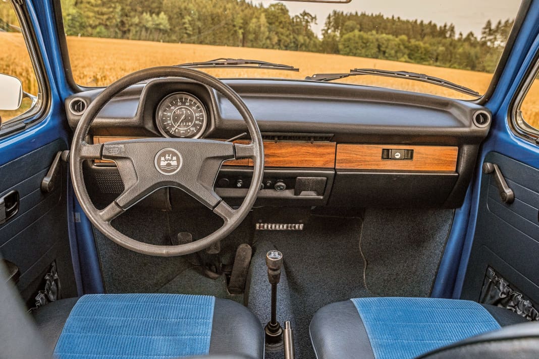 Dem Armaturenbrett wurde Zebrano mit auf den Weg gegeben, die vier Gänge samt Rückwärtsgang werden mit einem speziellen Schaltknauf sortiert