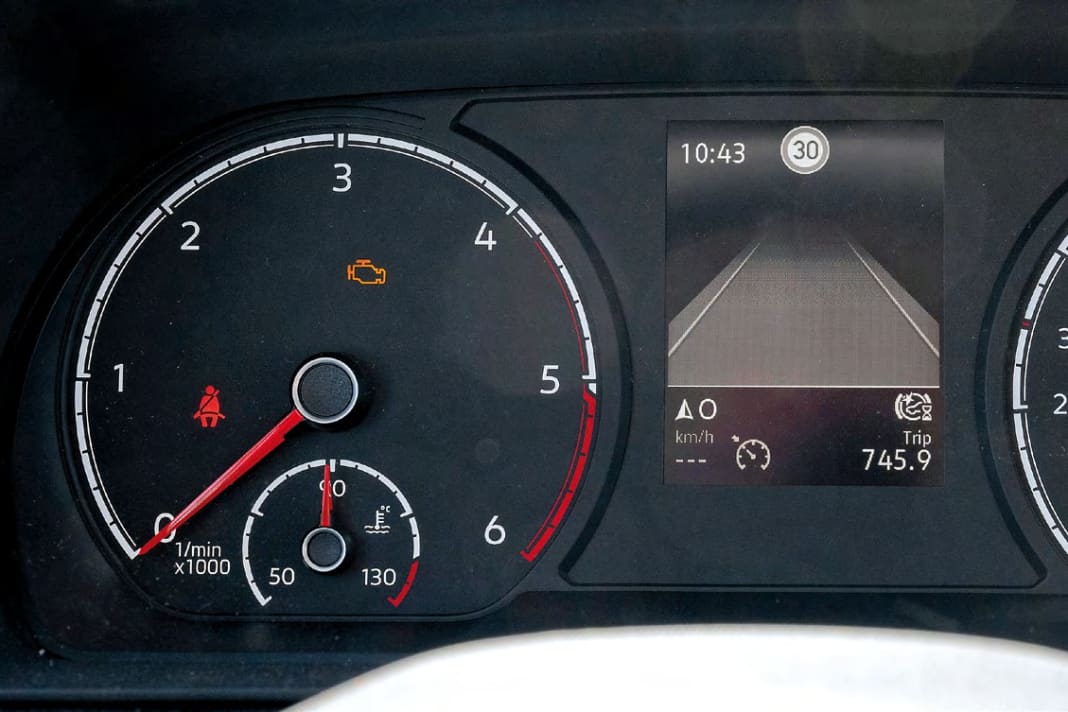 Vier-Uhren-Cockpit und eine Multifunktionsanzeige. Die Abblesbarkeit ist nach wie vor unerreicht. Optional gibt es digitale Anzeigen