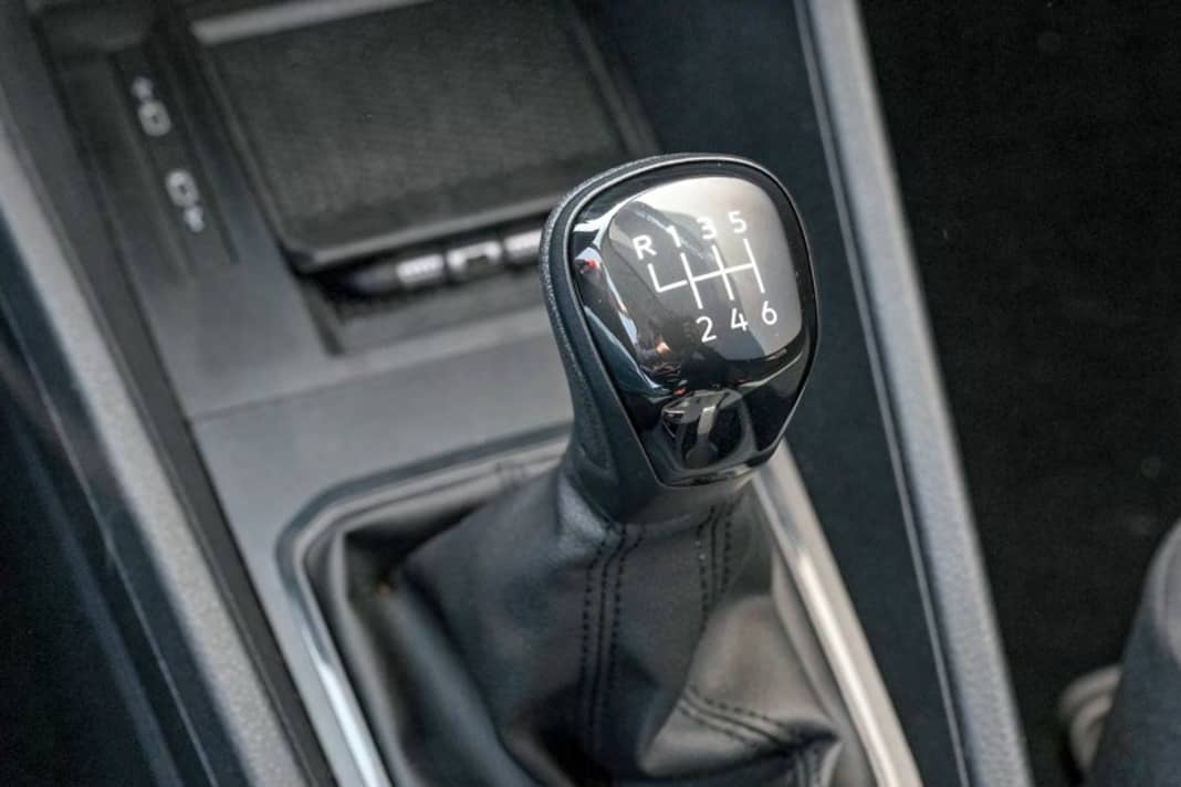 Knackig, leichtgängig und alternativlos: die Handschaltung. Optional gibt es eine induktive Ladeschale fürs Smartphone (im Foto: darüber)