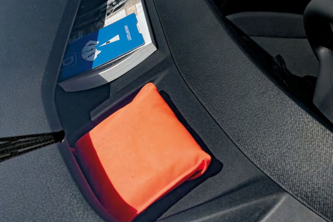 Praktische Ablagen in Hülle und Fülle – etwa auf der Armaturentafel oder unter dem Dach