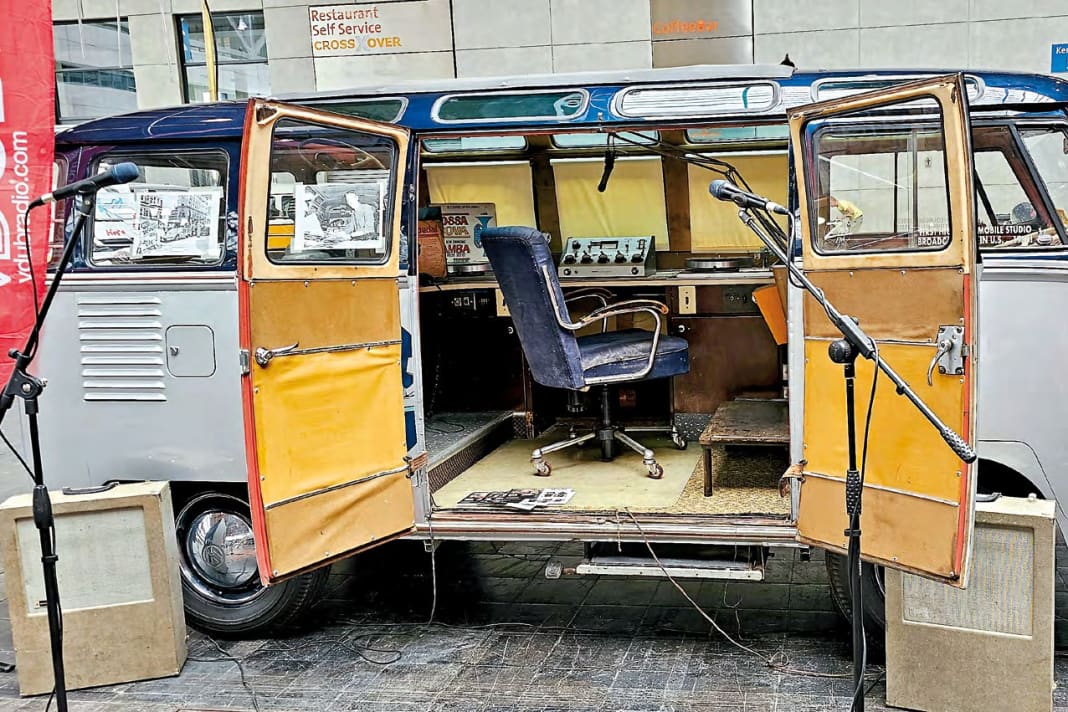 Vdubradio hat sich als weltweiter Music-Streamingdienst ganz der Volkswagen-Community und der Vanlife-Szene verschrieben. Logisch, dass der Sender live vom Festival in die ganze Welt sendete.