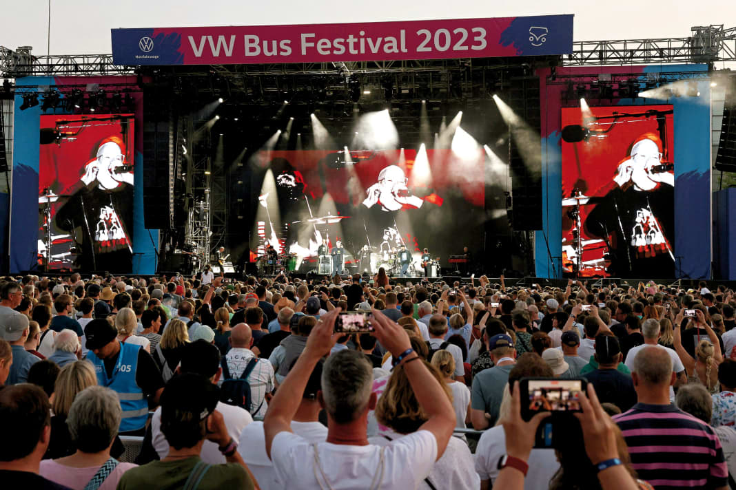 Kultband und Kultauto – Die fantastischen Vier setzten dem Bühenprogramm des VW Bus Festivals die Krone auf. Topacts wie Rea Garvey oder Bosse brachten die Stimmung bereits davor genauso zum Kochen wie viele Nachwuchskünstler