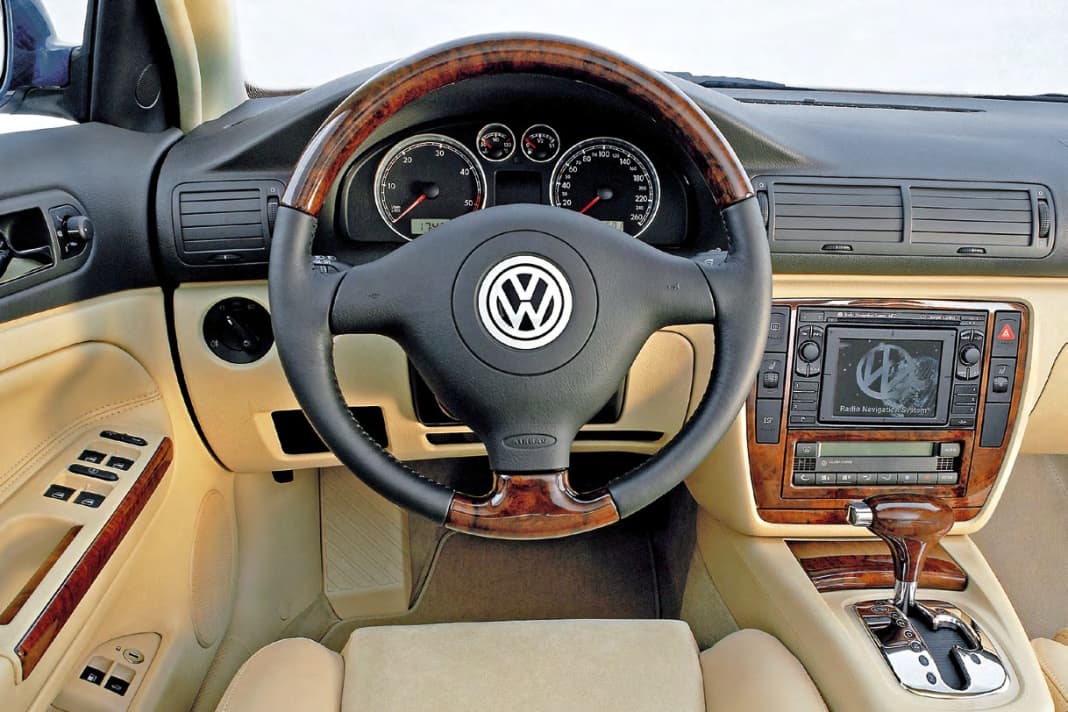 Nobel, nobel: Aufgerüscht mit Leder, Edelholz, Automatik und Navi weht ein Hauch Phaeton durch den Passat – hier das Facelift-Modell 3BG (ab 2000)
