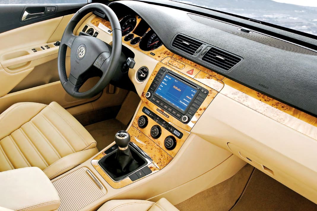 Luxus ist machbar, Herr Nachbar: Edelholz „Pappelmaser“ und beiges Leder kommen oberklassig rüber – hier im Typ 3C