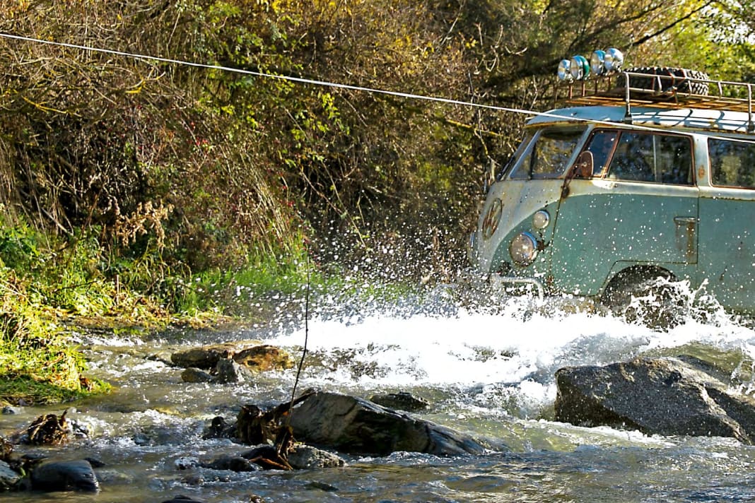 Wasserkühlung gab es erst ab der dritten Bulli-Generation T3. Auf der Transpinochiana aber kommen Mensch und T1-Maschine in intensiven Kontakt mit dem kühlenden Nass